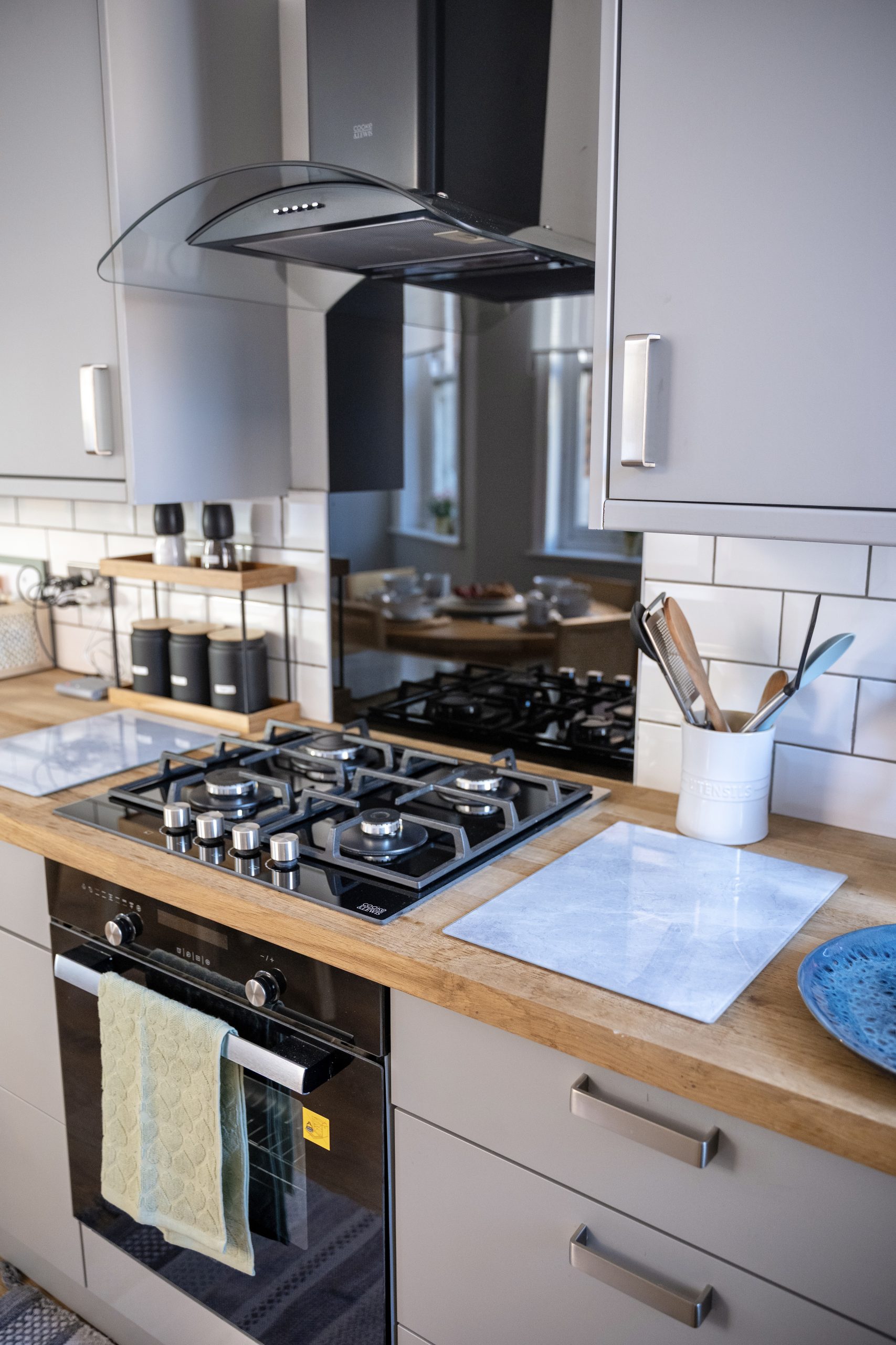 Oven, hob and kitchen appliances in Southport accommodation